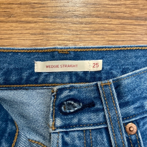 Levi’s Wedgie Straight - Picture 2 of 5